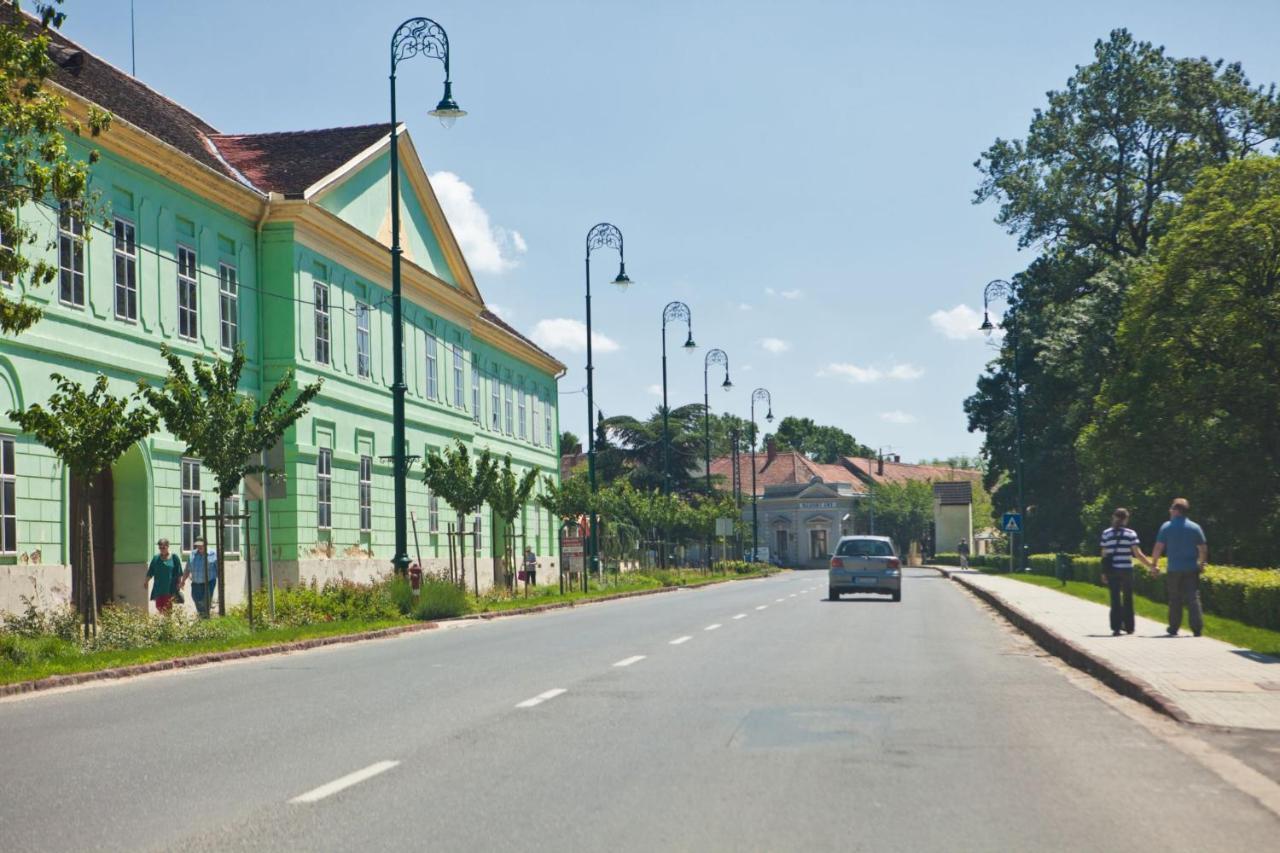 Korona Szallo Sárvár Exterior foto