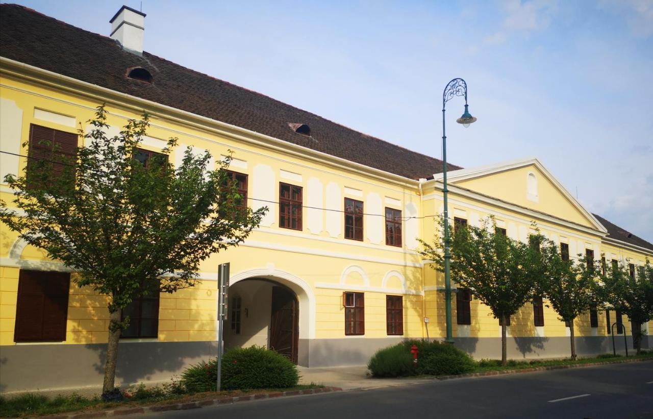 Korona Szallo Sárvár Exterior foto
